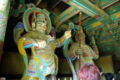 Деревянные великаны в воротах Пульгукса в Кёнджу