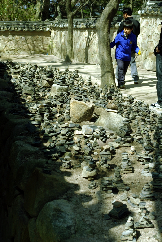 В храме Пульгукса очень много пирамидок из камешков,