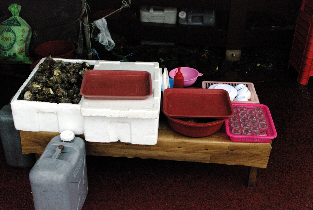 Так Хонё продают выловленные ими дары моря. Стаканчики