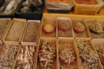 Огромное количество сушеных рыбок на рынке в Пусане. Всех размеров