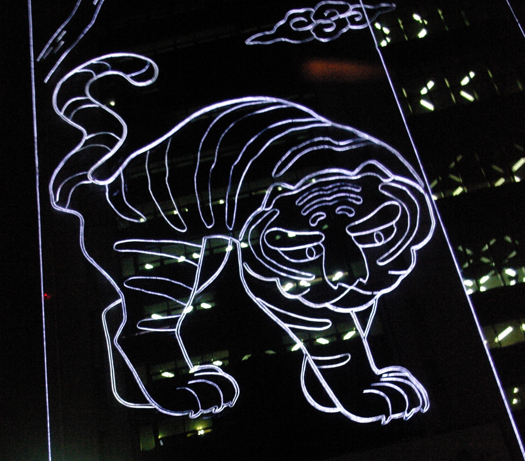 На улицах ночного Сеула.