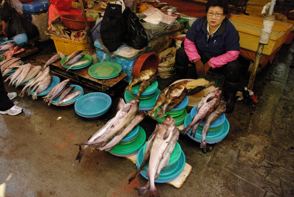 Почти все продавцы морской живности - женщины. Нам