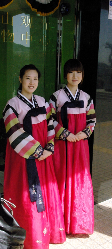 Девушки в национальных одеждах около обзорной башни в