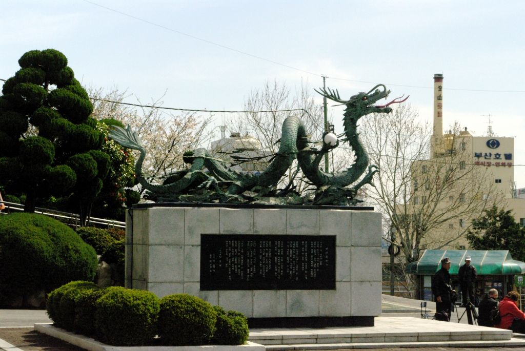 В путеводителях это почему-то называют "башня дракона" или