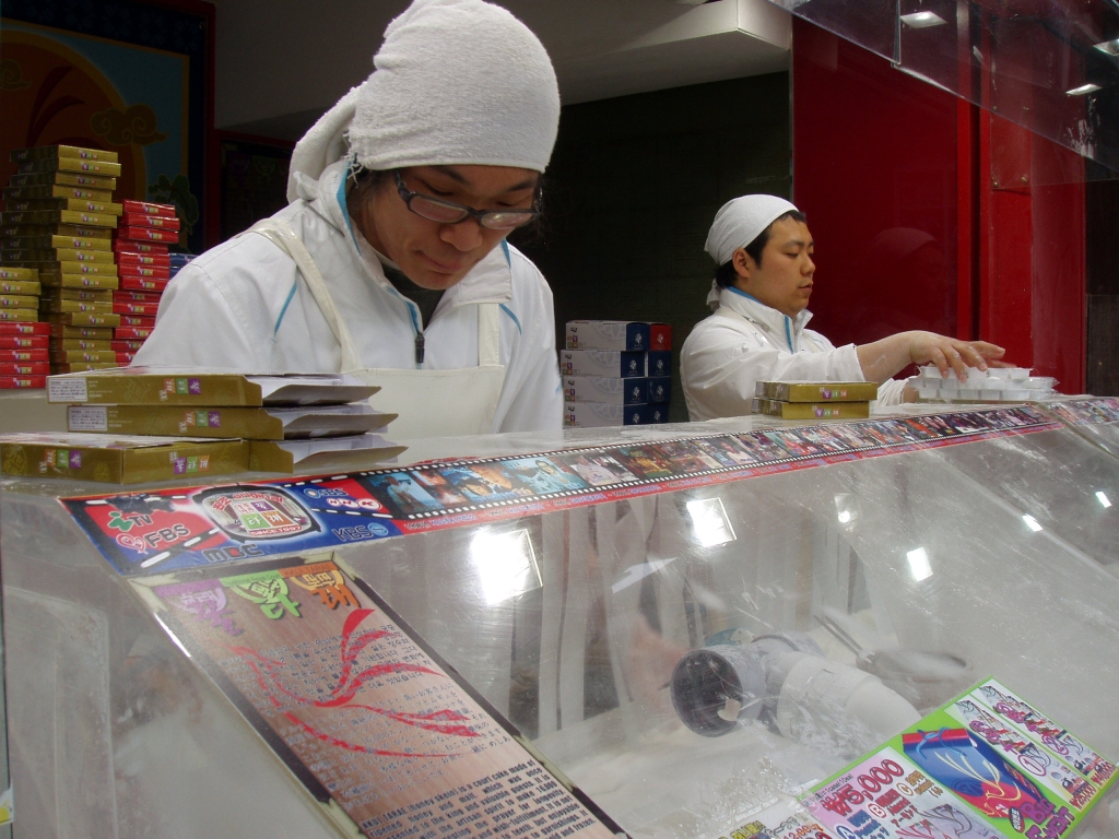 Эти молодые ребята очень артистично торгуют чем-то из