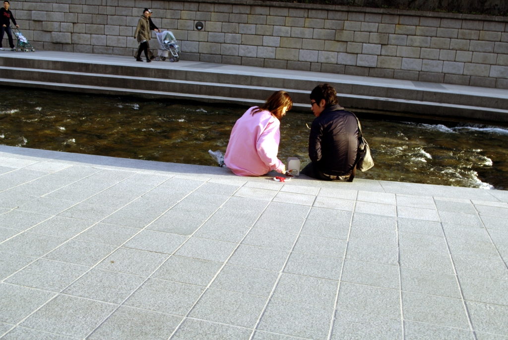 Конечно, ручей Чхонгечхон - не Сена, но чем-то