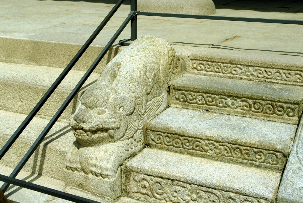 Во дворце много диковенных животных из камня.