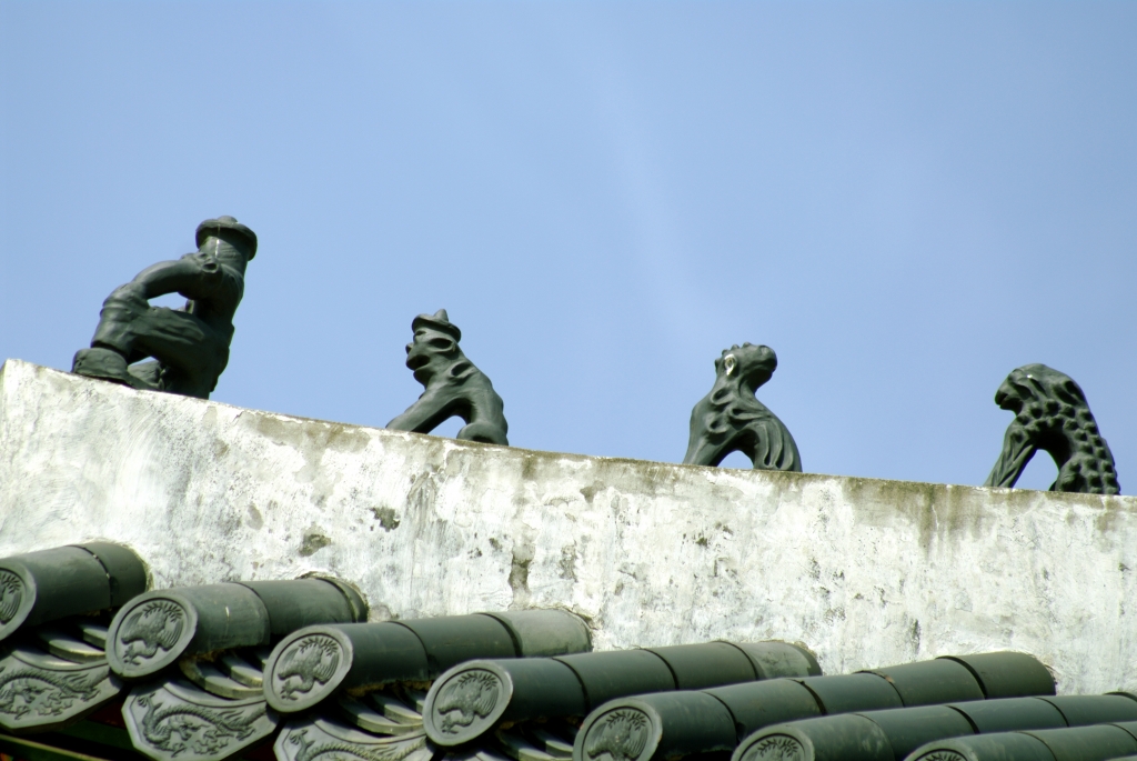 Коньки крыш украшают такие фигурки.