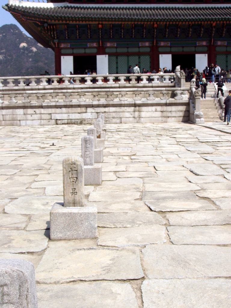 Экскурсоводы спрашивают туристов, что они думают о предназначении