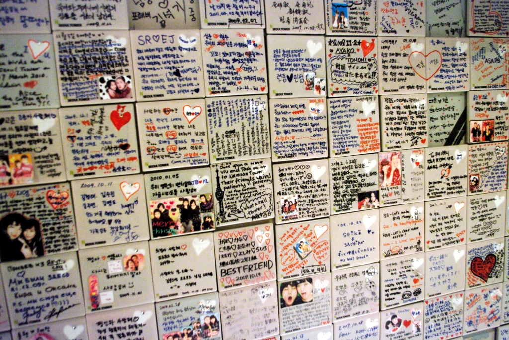 Записки на плитках. Это наверху, возле обзорной площадки