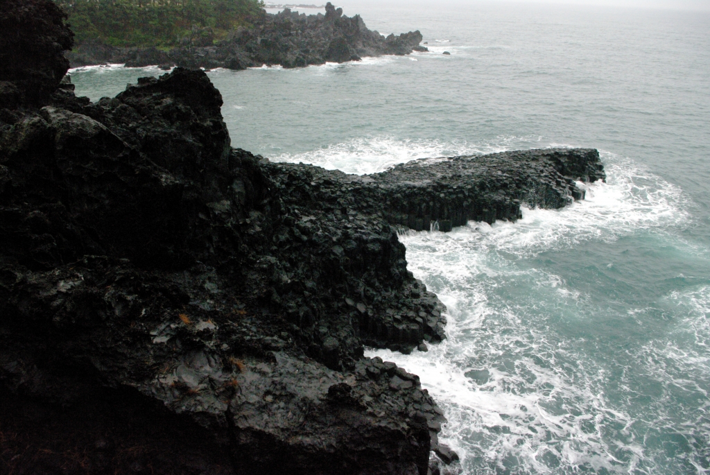 Выходы черной лавы на острове Чеджу напомнили нам