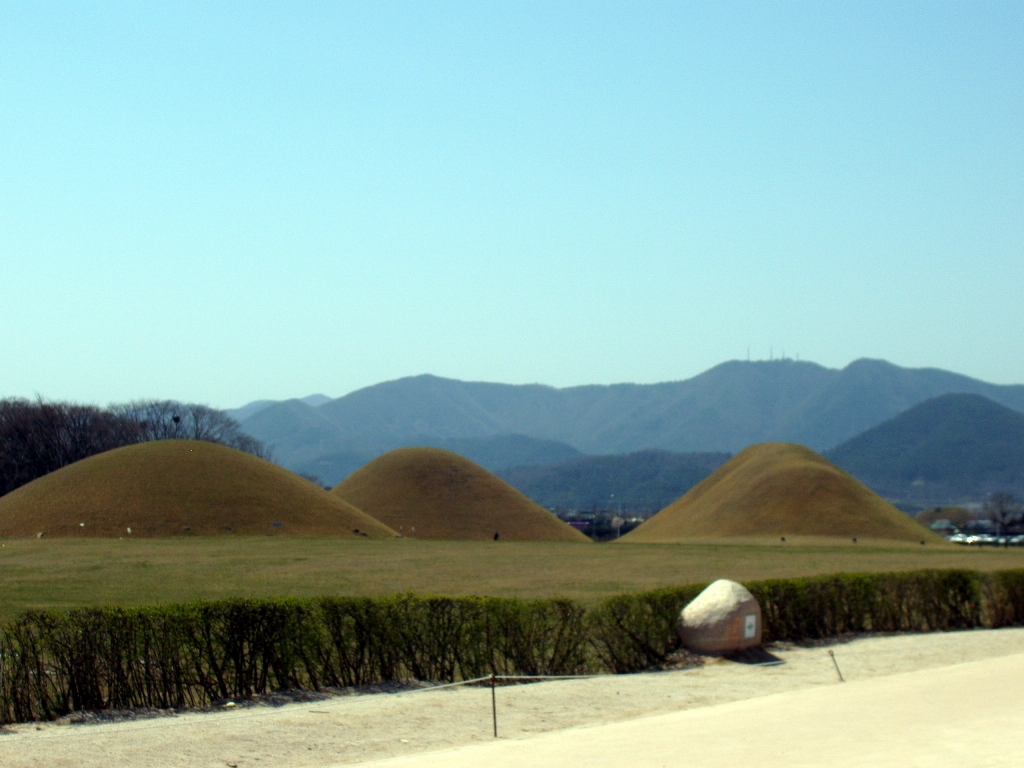 В Кёнджу более 200 древних курганов-захоронений.