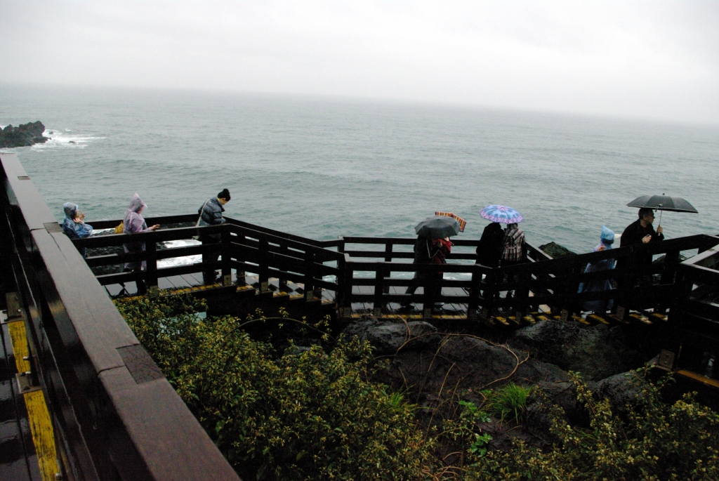 Для любования столбами Чжусан Чжолли на высокой скале