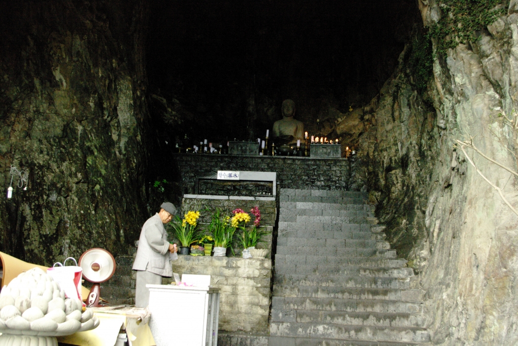 Пещера-грот Санбангуль с алтарем храма Санбангуль.