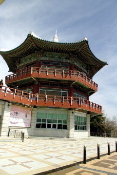 В этом красивом здании в парке Ёндусан в Пусане расположен музей народных музыкальных инструментов и книжное кафе.