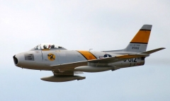 Первый американский истребитель со стреловидным крылом F-86  Sabre (Сейбр). Именно Сейбр составлял эффективную конкуренцию советским МИГ-15, как истребитель того же класса.