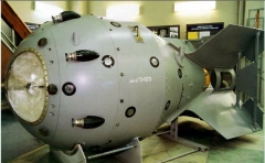Первая советская атомная бомба РДС-1. Иллюстрация из книги "Ядерные испытания СССР". Успешные испытания произведены 29 августа 1949, к началу войны в Корее в СССР было около 10 ядерных бомб, а у США - около 300.