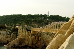 Маяк Ульги и мостик на скалу Тэванам. Вид со стороны скалы.