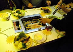 Во многих корейских кафе и ресторанах жаровня встроена прямо в стол. Тут можно пожарить выбранную рыбу или мясо.