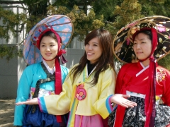 Симпатичные корейские девушки в национальных костюмах. К прохожим не пристают, фотографируются совершенно бесплатно.