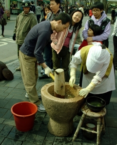Прямо на улицах Сеула туристьам показывают, как традиционно делают рисовое тесто.