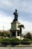 Ли Сун Син - герой семилетней войны с Японией 1592-1598 годов, корейский адмирал разгромивший японский флот и погибший в последнем решающем сражении. Корейцы считают его изобретателем броненосцев. Памятник расположен в Пусане, около обзорной башни.
