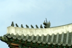 Такие фигурки украшают крыши Кёнбоккун.