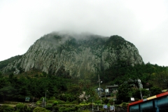Гора Санбансан стоит одиноко на побережье и напоминает колокол.